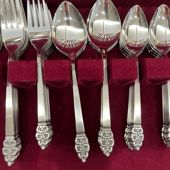 90 Piece Oneidacraft Nordic Crown Deluxe Stainless Flatware Service - Picture 5 of 15
